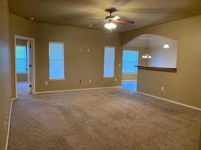 605 E Juniper Lane, Mustang, OK 73064