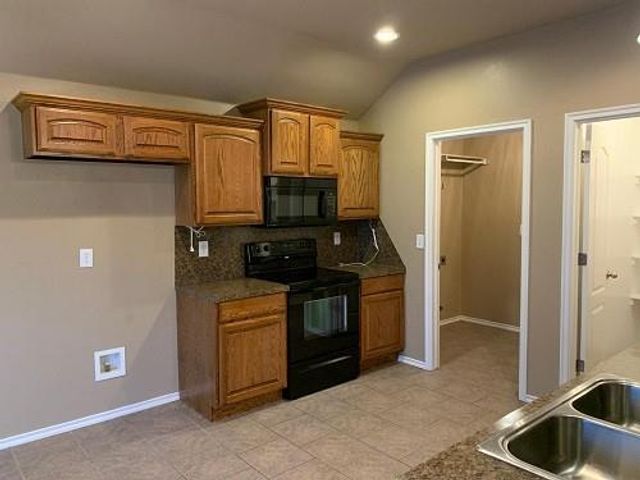 605 E Juniper Lane, Mustang, OK 73064