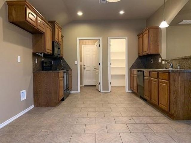 605 E Juniper Lane, Mustang, OK 73064