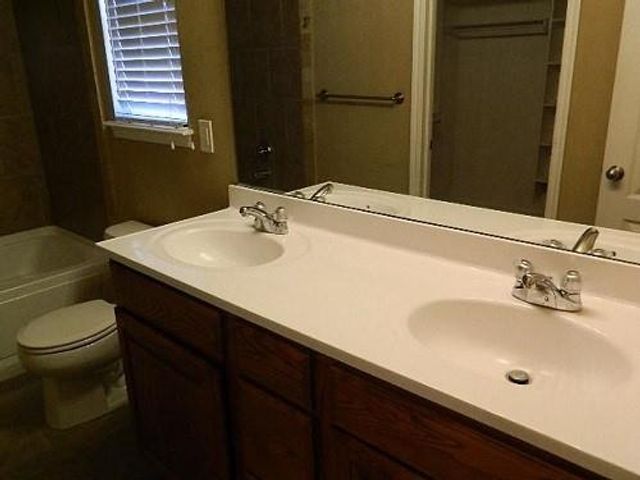 605 E Juniper Lane, Mustang, OK 73064