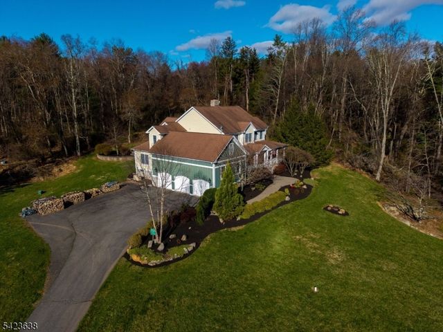 2 Lance Dr, Lebanon Twp., NJ 07830