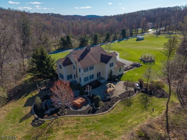 2 Lance Dr, Lebanon Twp., NJ 07830