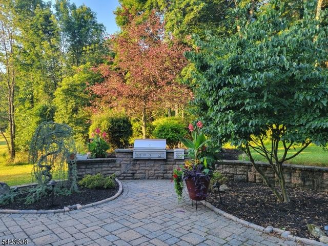 2 Lance Dr, Lebanon Twp., NJ 07830