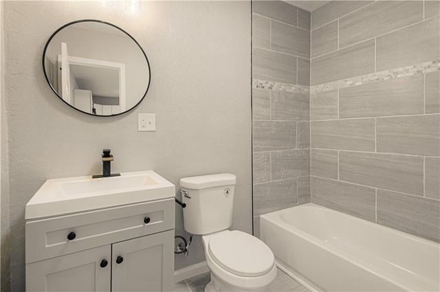 11014 Cambridge Avenue, Kansas City, MO 64134