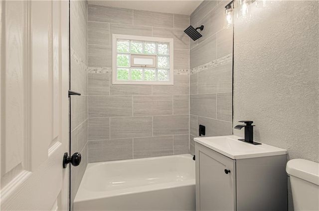 11014 Cambridge Avenue, Kansas City, MO 64134