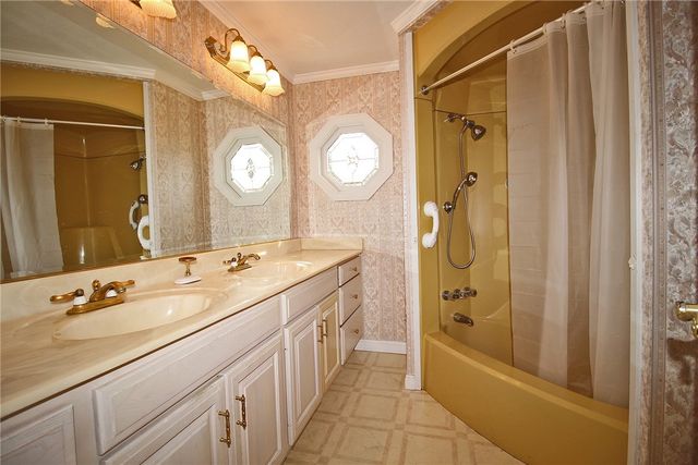 478 Cecil Henderson Road, Cecil, PA 15321