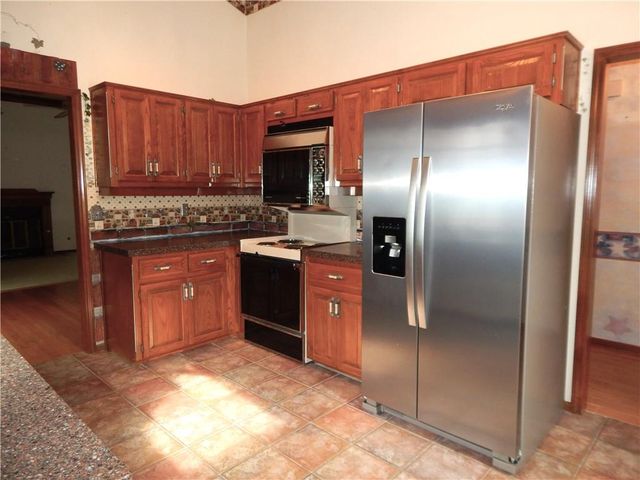 306 LAKESIDE Drive, Liberty, MO 64068