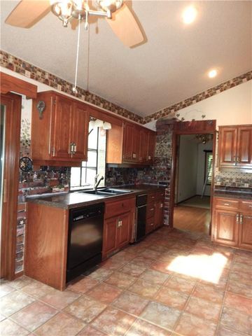 306 LAKESIDE Drive, Liberty, MO 64068