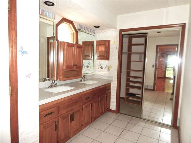 306 LAKESIDE Drive, Liberty, MO 64068