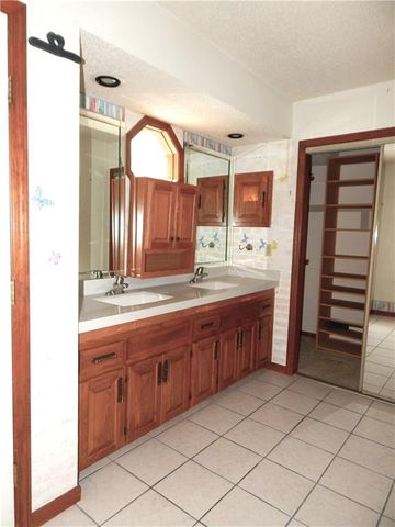 306 LAKESIDE Drive, Liberty, MO 64068