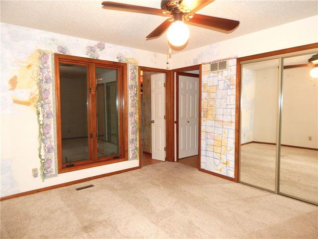 306 LAKESIDE Drive, Liberty, MO 64068