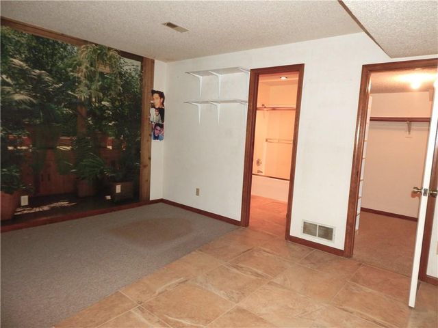 306 LAKESIDE Drive, Liberty, MO 64068