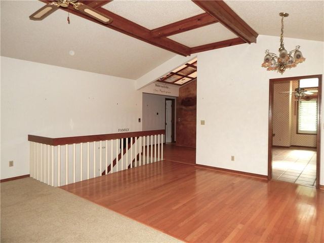 306 LAKESIDE Drive, Liberty, MO 64068