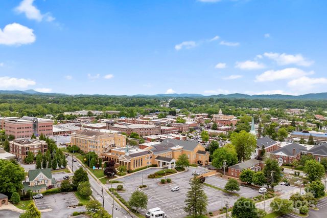 427 6th Avenue W Unit B-8, Hendersonville, NC 28739