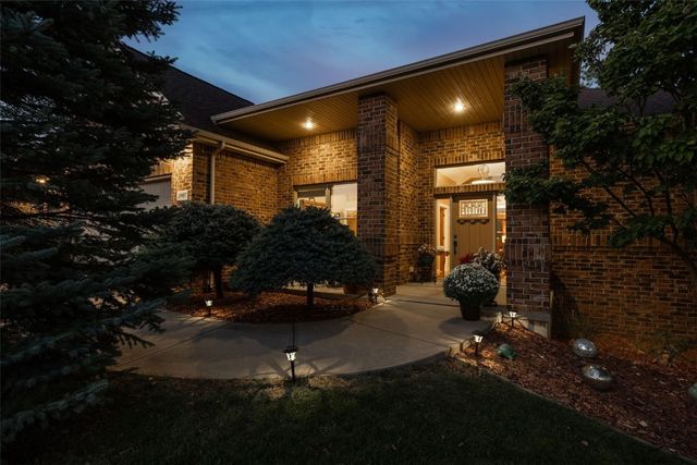 2907 High Bluff Drive, Coralville, IA 52241