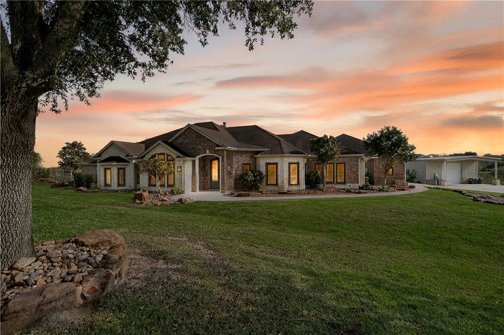 5488 River Trail Dr, Robstown, TX 78380