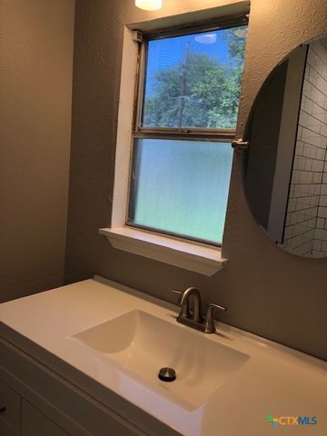 2316 N Austin Street, Seguin, TX 78155