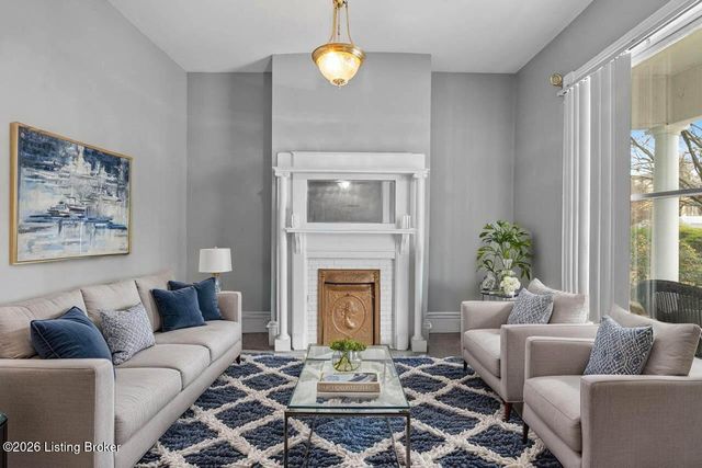 2124 Grinstead Dr, Louisville, KY 40204