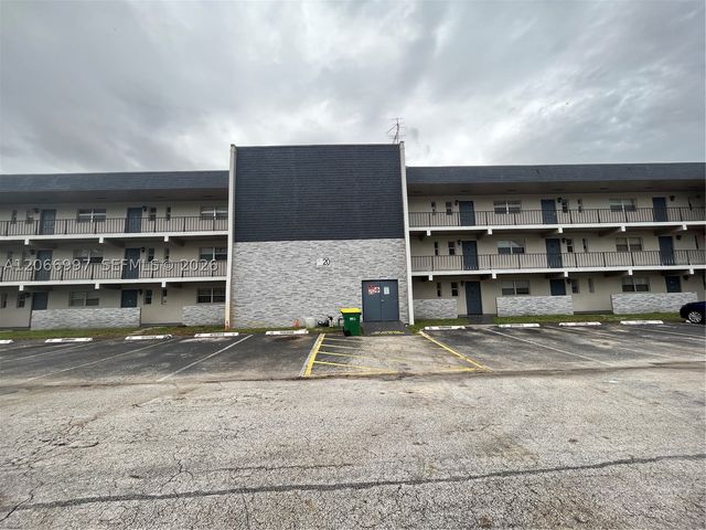8020 Fairview Dr 107, Tamarac, FL 33321