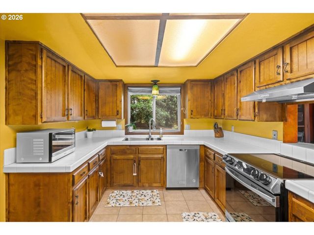 1111 Nw SATARA Ct, Salem, OR 97304