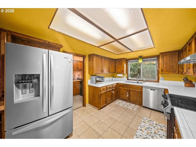 1111 Nw SATARA Ct, Salem, OR 97304