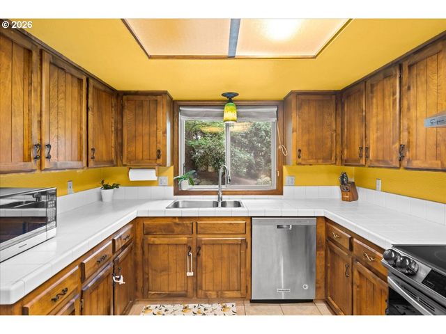 1111 Nw SATARA Ct, Salem, OR 97304
