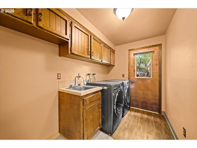 1111 Nw SATARA Ct, Salem, OR 97304