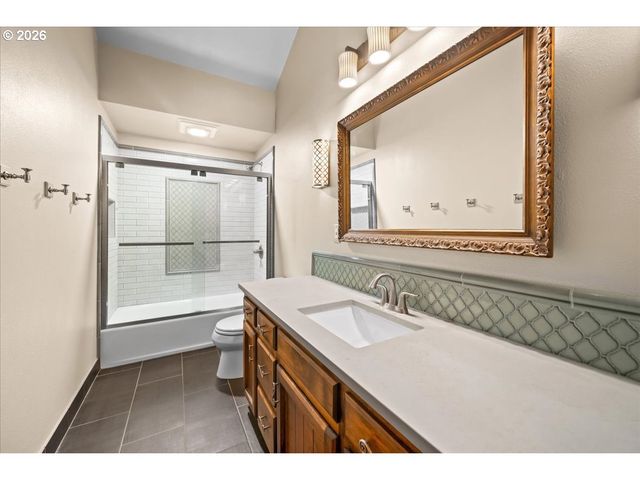 1111 Nw SATARA Ct, Salem, OR 97304