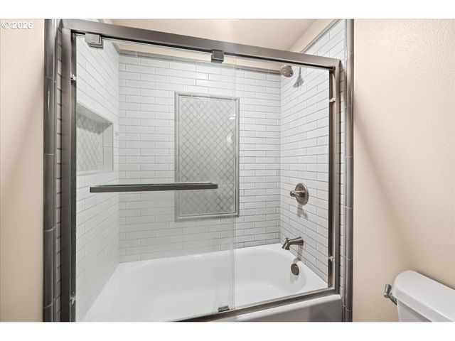 1111 Nw SATARA Ct, Salem, OR 97304
