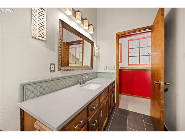 1111 Nw SATARA Ct, Salem, OR 97304