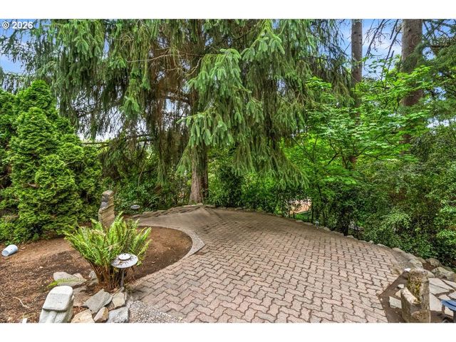 1111 Nw SATARA Ct, Salem, OR 97304