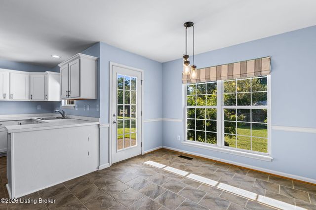 8913 Fox Chase Pl, Louisville, KY 40228