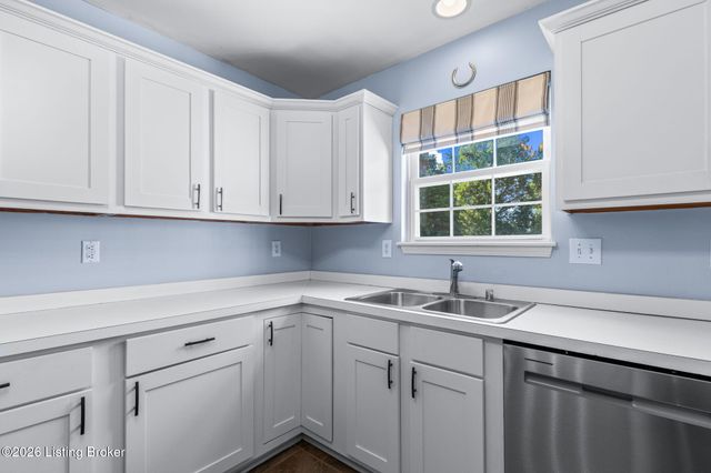 8913 Fox Chase Pl, Louisville, KY 40228