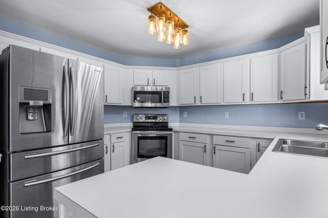 8913 Fox Chase Pl, Louisville, KY 40228