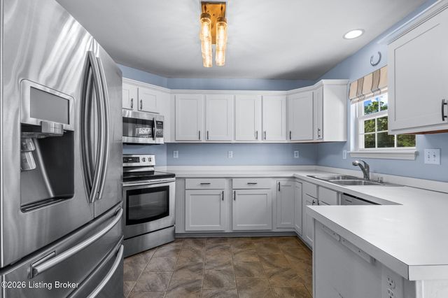 8913 Fox Chase Pl, Louisville, KY 40228