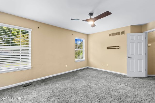 8913 Fox Chase Pl, Louisville, KY 40228