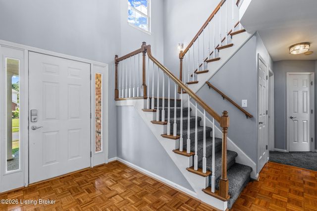 8913 Fox Chase Pl, Louisville, KY 40228