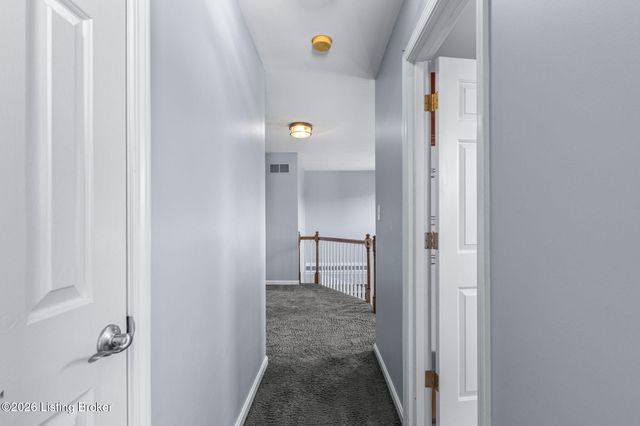 8913 Fox Chase Pl, Louisville, KY 40228