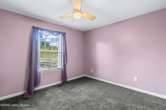 8913 Fox Chase Pl, Louisville, KY 40228