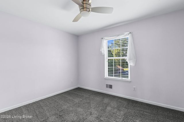 8913 Fox Chase Pl, Louisville, KY 40228