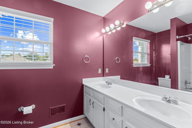 8913 Fox Chase Pl, Louisville, KY 40228