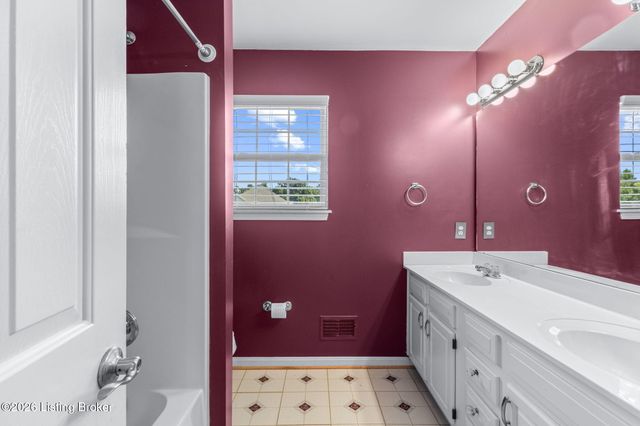8913 Fox Chase Pl, Louisville, KY 40228