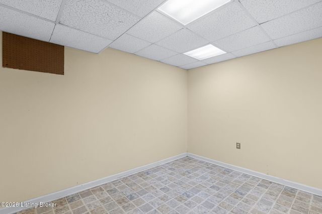 8913 Fox Chase Pl, Louisville, KY 40228