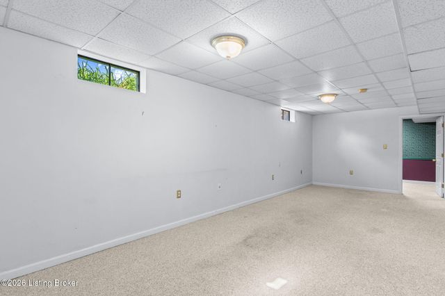 8913 Fox Chase Pl, Louisville, KY 40228