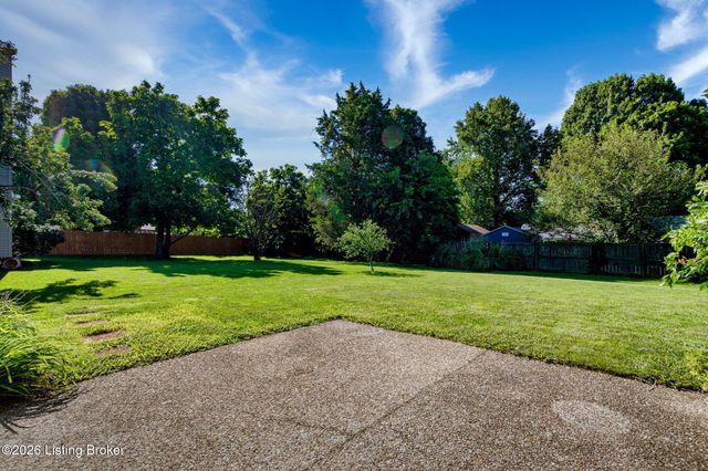 8913 Fox Chase Pl, Louisville, KY 40228