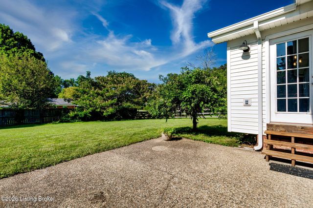 8913 Fox Chase Pl, Louisville, KY 40228