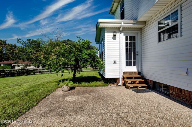8913 Fox Chase Pl, Louisville, KY 40228