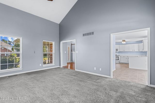 8913 Fox Chase Pl, Louisville, KY 40228