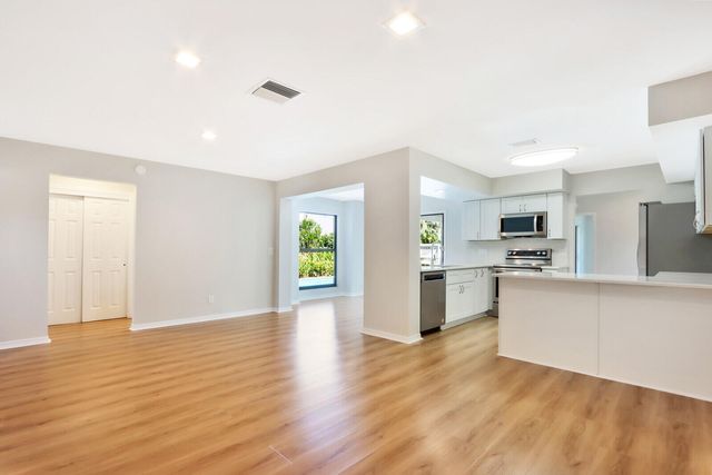 85 Hickory Hill Road, Jupiter, FL 33469