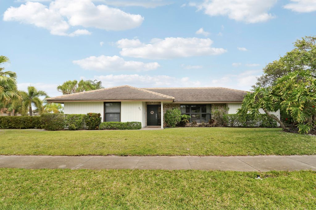 85 Hickory Hill Road, Jupiter, FL 33469
